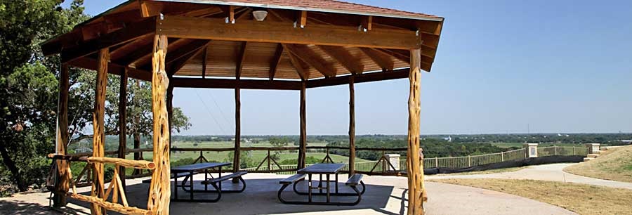 Photo of pavilion and Circle Point overlook.